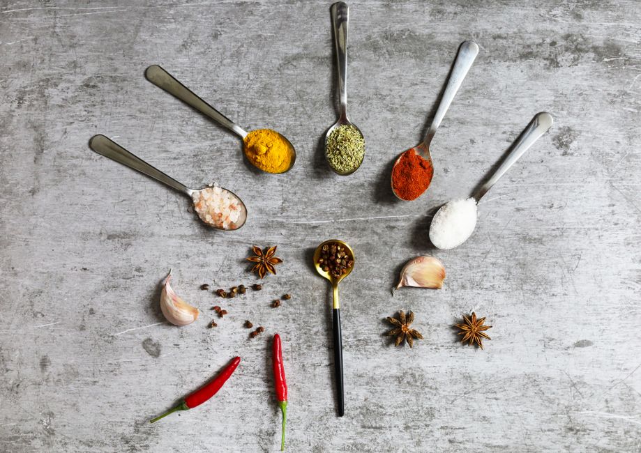 Fűszerek, paprika, chili és friss fűszernövények elrendezése